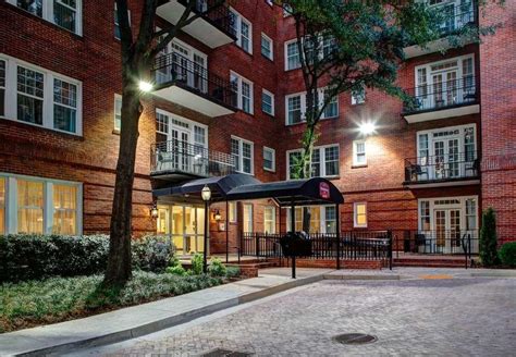 Dog Friendly hotels south of Atlanta Near I.